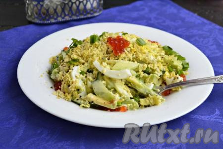 Вкусный, легкий салат, приготовленный из авокадо с огурцом и яйцами, сразу подать к столу.