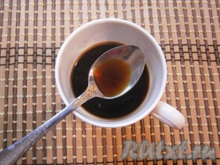 Первым делом нужно сварить кофе. Обычно 25 грамм свежемолотого кофе заливается 125 мл воды и доводится до кипения. Снимается с плиты, остужается 30 секунд и снова доводится до кипения. Так поступить нужно еще 2 раза, дать осадку опуститься, а кофе слить в чашку. Готовить кофе можно в турке или небольшом ковшике. Сваренный кофе остудить.