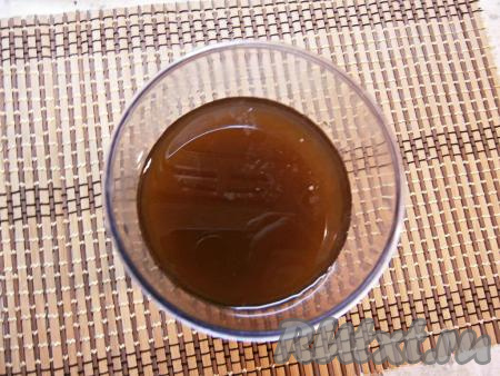 Влить остывший крепкий кофе, перемешать.