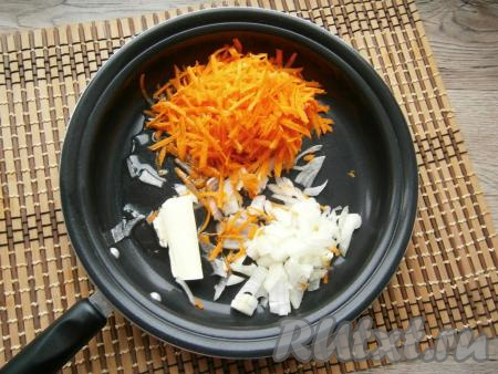 Морковь, чеснок и лук очистить. Морковку, натертую на крупной терке, и мелко нарезанный лук выложить в сковороду, добавить растительное и сливочное масло.