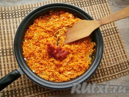 Перемешать чечевицу с овощами, добавить томатную пасту и влить горячий бульон, хорошенько перемешать, протушить на слабом огне минуты 3-4.