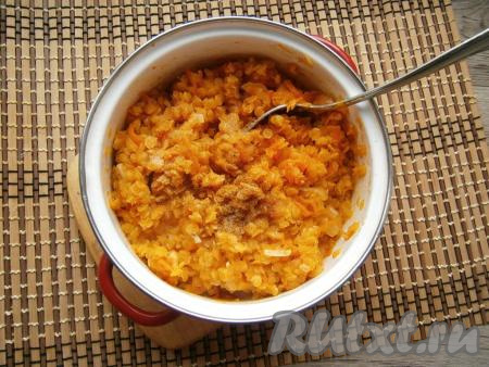 Готовую кашу посолить и поперчить по вкусу, перемешать.