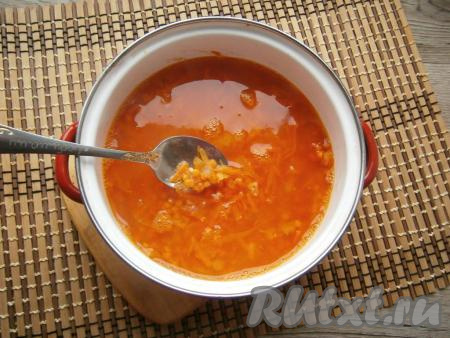 Чечевицу с овощами переложить со сковороды в кастрюльку, влить горячую воду, поставить на огонь, довести до кипения, уменьшить огонь до минимального, варить кашу под закрытой крышкой, не перемешивая, 15 минут.