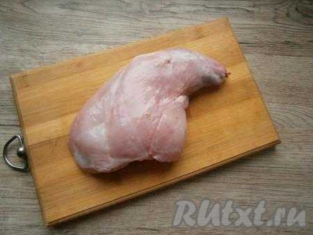 Крольчатину хорошо вымыть. Для приготовления тефтелей я взяла две задние ножки. 