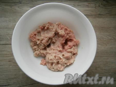 Измельчить мясо с луком до состояния фарша. Мясо с луком можно перекрутить и на мясорубке. Переложить фарш в миску.