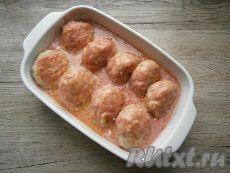 Тефтели из кролика переложить со сковороды в форму для запекания, залить их подготовленным соусом.