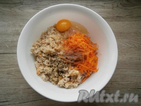 Сюда же разбить сырое яйцо, всыпать соль, чёрный молотый перец и 0,5 чайной ложки чесночного перца.