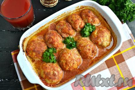 Очень сочные, нежные и вкусные тефтели, приготовленные из кролика, подать к столу с гарниром в горячем виде и вместе с соусом, в котором они запекались.
