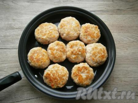 Фарш тщательно перемешать, немного отбить и мокрыми руками сформировать тефтели, которые обжарить на растительном масле на среднем огне до румяности с двух сторон (буквально по 2 минуты с каждой стороны).