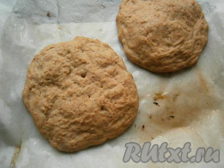 Выпекать лепешки в разогретой до 200 градусов духовке около 15-20 минут.