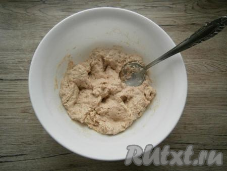 Ложкой замесить довольно густое тесто, которое не нужно вымешивать, оно будет липким. Оставить тесто в покое на 15 минут.