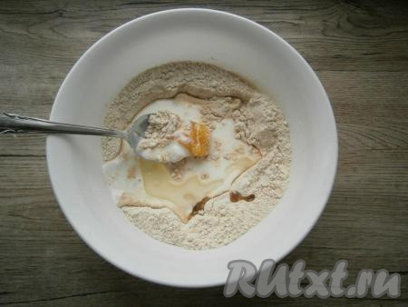 Влить кефир комнатной температуры и растительное масло, добавить мед.