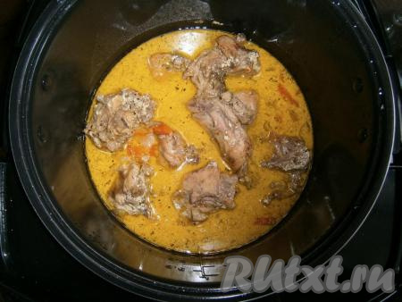 Кролик, тушеный в сметане в мультиварке, получается очень нежным и вкусным.