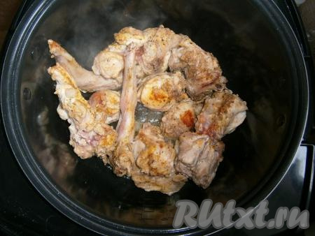 Обжаривать мясо&nbsp;10 минут, затем перевернуть, посыпать немного специями.