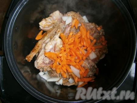 Лук, чеснок и морковь очистить. В чашу мультиварки к кусочкам кролика добавить нарезанный небольшими кусочками лук и нарезанную брусочками морковь, перемешать, обжаривать далее до сигнала.