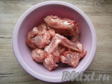 Кролика порубить на небольшие части, хорошо обмыть и обсушить.