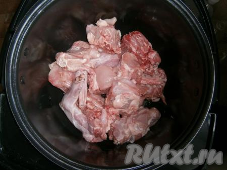 Выставить в мультиварке режим "Жарка" на 18-20 минут, в чашу влить растительное масло и выложить мясо кролика. 