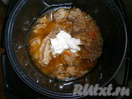 Выставить режим "Тушение" - "мясо" на 1 час 40 минут, крышку мультиварки закрыть. Через 1,5 часа добавить к кролику сметану комнатной температуры, все аккуратно перемешать, снова закрыть крышку мультиварки и тушить далее до сигнала.