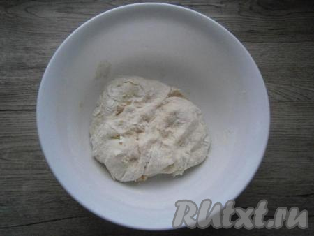 Влить остальное молоко и замесить тесто, которое вымешивать не нужно. Оно будет немного липким. 