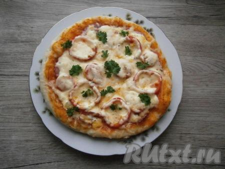 Украсить готовую пиццу зеленью.