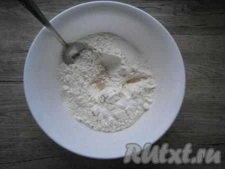 Для приготовления теста в муку всыпать соль, сахар, дрожжи.