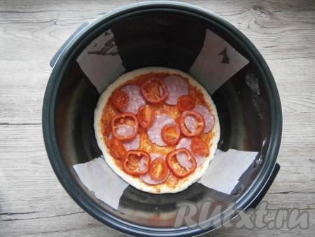 Далее разместить кружочки колбасы, дольки помидоров и колечки болгарского перца.