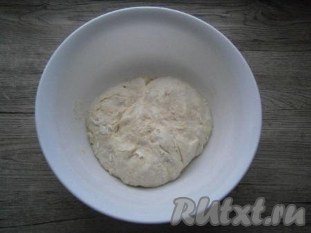 Оставить тесто, прикрыв пленкой, в теплом месте на 15-20 минут. Тесто начнет увеличиваться в объеме и на этом этапе оно уже готово к использованию.