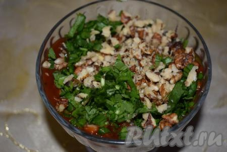 В кетчуп с чесноком добавляем кинзу, зелёный лук, орехи, свежемолотый перец, любимые специи и, если необходимо, то подсаливаем по вкусу, хорошо перемешиваем.&nbsp;