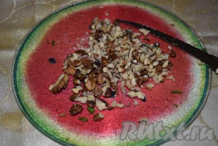Очищенные грецкие орехи нарежем на некрупные кусочки (размер кусочков вы можете подобрать по своему вкусу, мы любим, чтобы попадались кусочки среднего размера). Если у вас нет грецких орехов, то можете приготовить и без них, тоже будет вкусно.