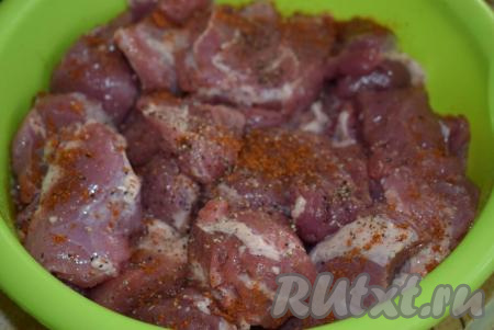 Добавим к нарезанному мясу соль, чёрный молотый перец и специи, тщательно перемешаем.
