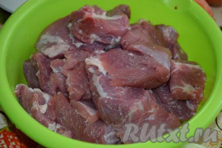 Нарежем подготовленное мясо на кусочки, примерно, равного размера, например, 4х4 см (нарезка мяса на кусочки одинакового размера позволит в дальнейшем шашлыку равномерно прожариться).