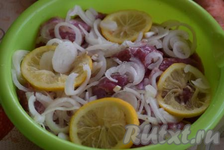 Лук и дольки лимона слегка пожмем руками, для того что бы они пустили сок, и выложим их к мясу.&nbsp;