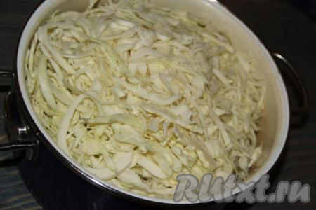 Для засолки лучше подходят сорта капусты позднего созревания, ведь у такой капустки плотные кочаны. Капусту нашинковать длинными полосками и поместить в большую кастрюлю. Я использовала кастрюлю объёмом 7 литров.