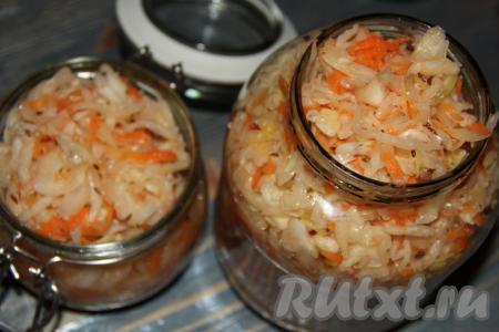 Разложить капусту, квашеную с тмином и морковью, по банкам, закрыть крышками. Я, для более удобного использования, раскладываю по небольшим баночкам.