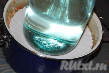 Накрыть капусту тарелочкой и поставить сверху банку с водой (у меня трёхлитровая банка) (как на фото) - таким образом капуста будет под гнётом. Оставить капусту на кухонном столе на 3-4 суток. Как только над тарелкой появится сок, убрать тарелку, проколоть капусту с помощью деревянной шпажки до дна кастрюли, снова накрыть тарелкой и сверху поместить банку с водой. Я прокалываю по 4 раза в сутки.&nbsp;