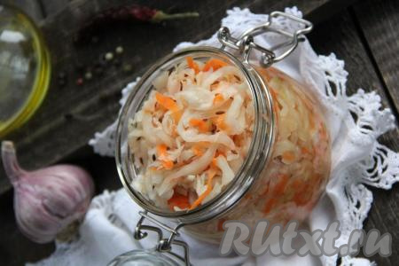 Хранить банки с капустой нужно в прохладном месте (можно в холодильнике или погребе). Капуста, квашеная с морковью и тмином, получается хрустящей, ароматной и очень вкусной, попробуйте!