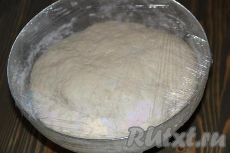 Оставить тесто в миске, накрыть пищевой плёнкой и поставить в тепло на 1,5 часа. Тесто хорошо увеличится в объёме.