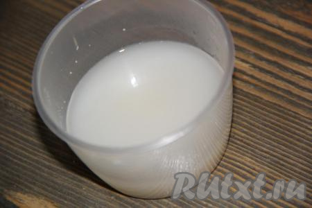 Для начала развести дрожжи в 50 мл тёплой воды, оставить на 15 минут. За это время дрожжи активируются и на их поверхности появится характерная "шапочка".