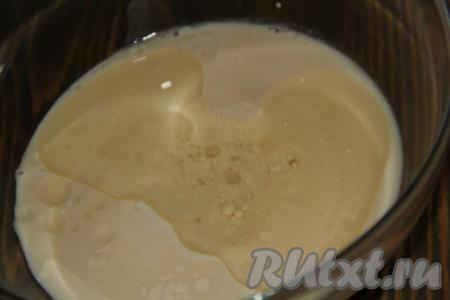 Влить растительное масло и перемешать.