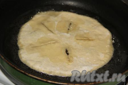Дать немного отдохнуть лепёшкам, а затем выложить на сковороду с добавлением масла. Масла наливаем, как для жарки оладий.