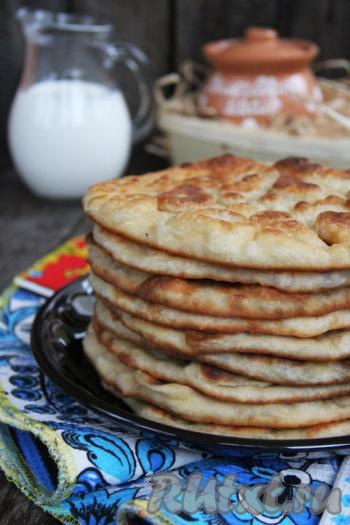 Готовые лепёшки выложить на бумажное полотенце и прикрыть хлопчатобумажным полотенцем. Аппетитные, вкусные деревенские лепёшки подать к столу. 