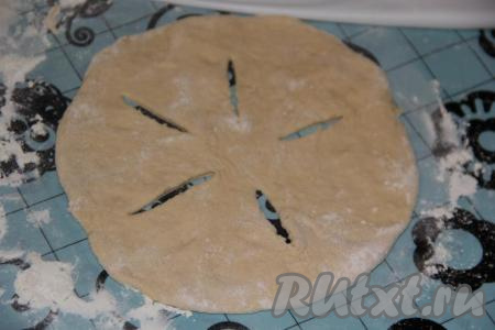 Сделать на тесте разрезы с помощью ножа (как на фото).