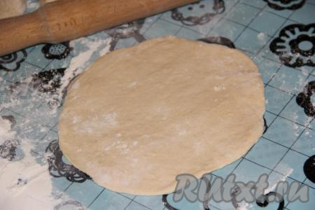 На столе, присыпанном мукой, раскатать каждую часть теста скалкой в круг.
