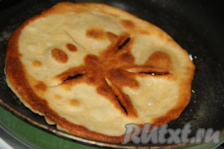 Жарить деревенские лепёшки на среднем огне с двух сторон до золотистого цвета.
