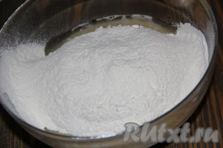 Затем всыпать просеянную муку, соль и сахар.