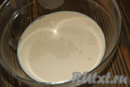 По прошествии времени в глубокую миску влить слегка тёплый кефир (в этот раз я вместо кефира использовала ряженку), добавить дрожжевую смесь.