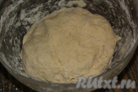 Замесить мягкое и нежное тесто.