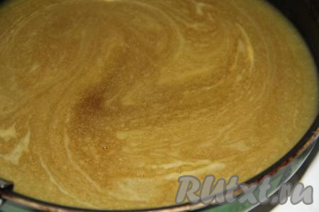 Далее добавить корицу, мускатный орех, кардамон, имбирь и соду, перемешать. Затем снять карамель с огня и добавить кусочки масла. Перемешать массу, масло должно полностью растопиться. Слегка остудить карамельную массу.