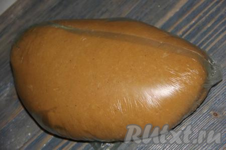 Как только тесто начнёт собираться в ком, продолжить замес теста руками. Тесто получится эластичным, как пластилин. Готовое тесто положить в пакет и убрать в холодильник на сутки. Готовое тесто достать из холодильника. Вот такое красивое, гладкое и эластичное тесто получилось. Раскатывать тесто лучше в холодном виде, тогда фигурки не будут стягиваться и деформироваться.