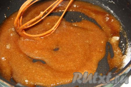 Слегка перемешивая венчиком, довести сахар до полного растворения и коричневого цвета. Главное не пережечь сахар, иначе наши пряники будут горчить.